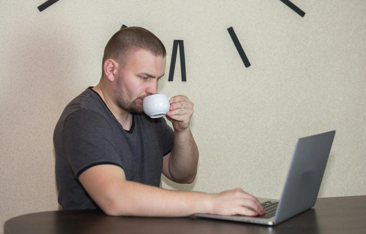 Estudiante trabajando en planificación financiera personal